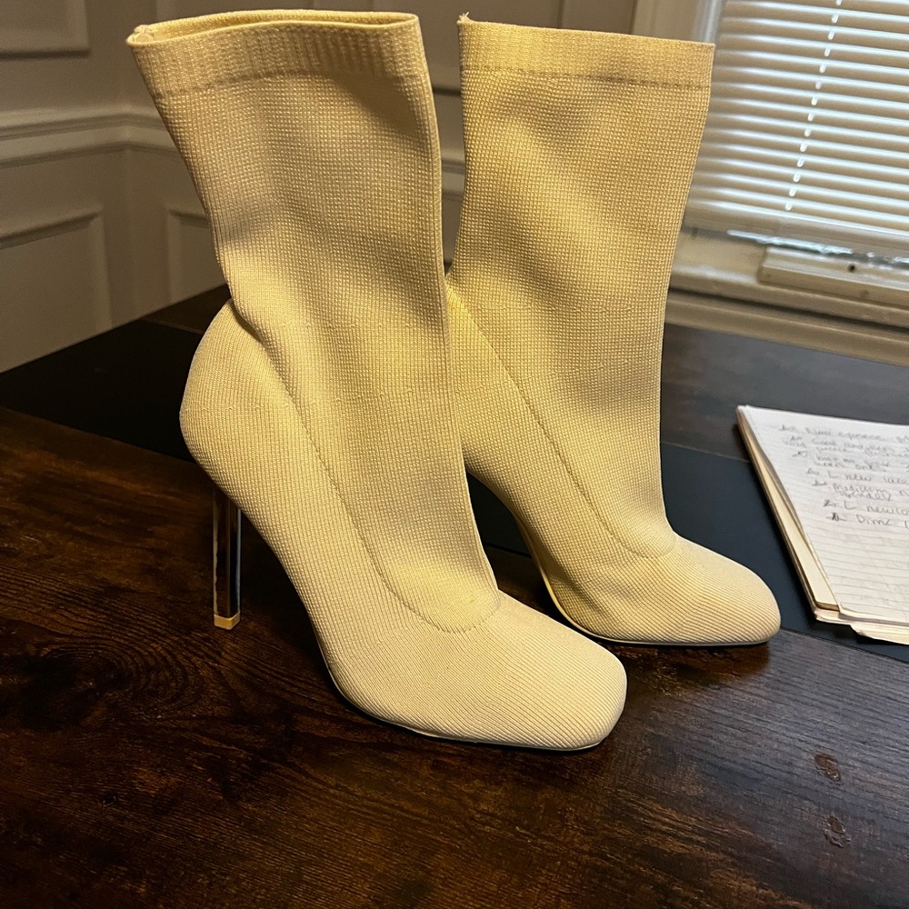 Great condition ankle tight boots with heel!